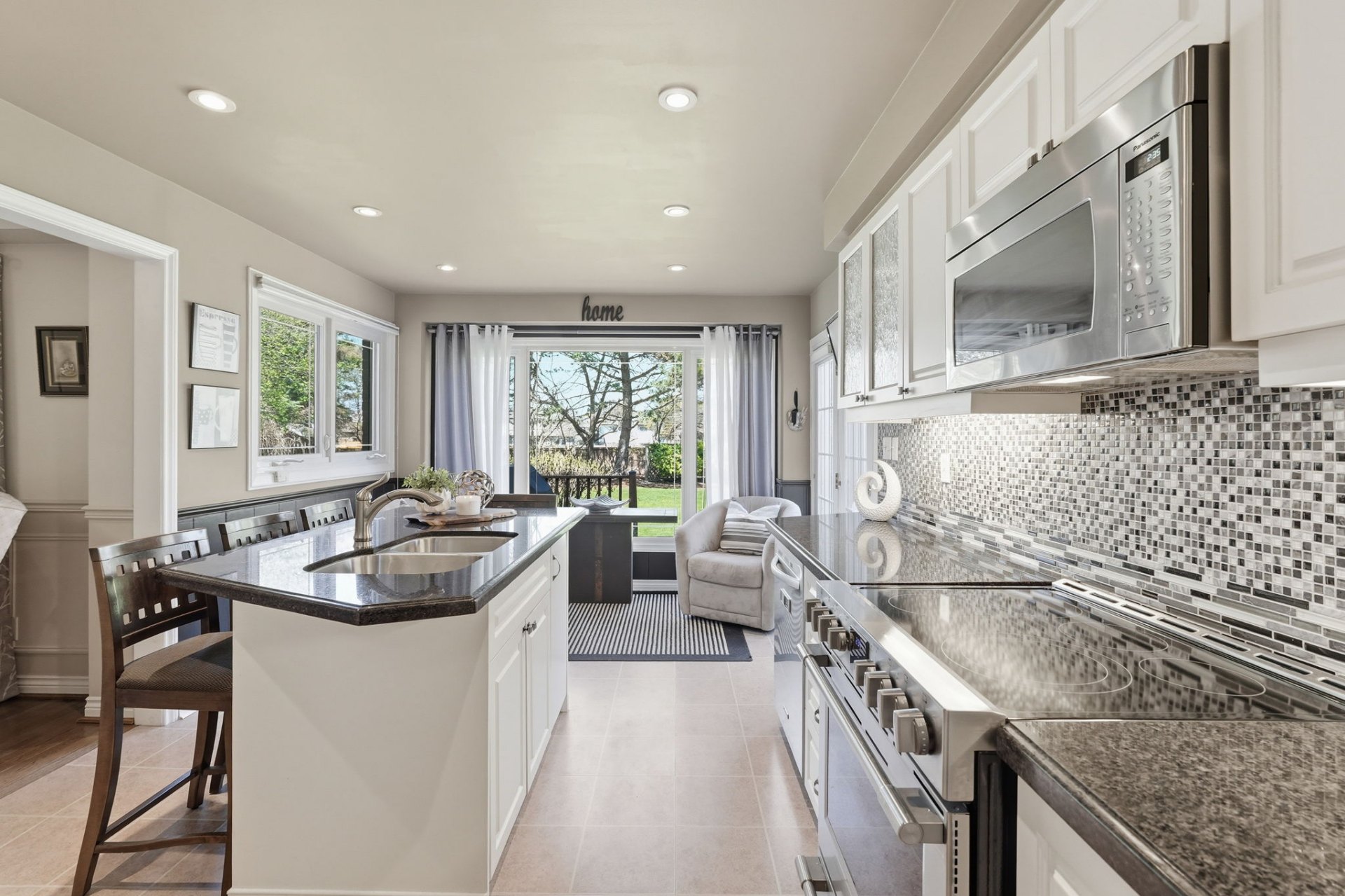 Chef's Kitchen & Breakfast Area