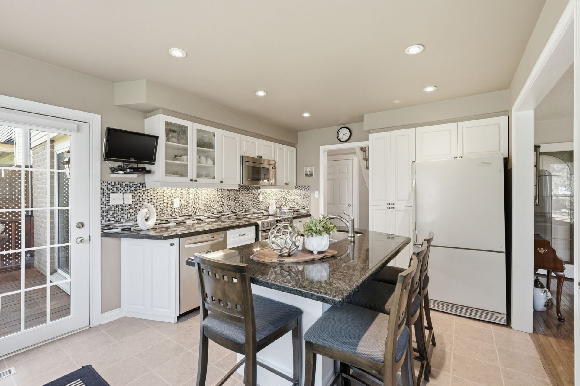 Kitchen Island & Walkout